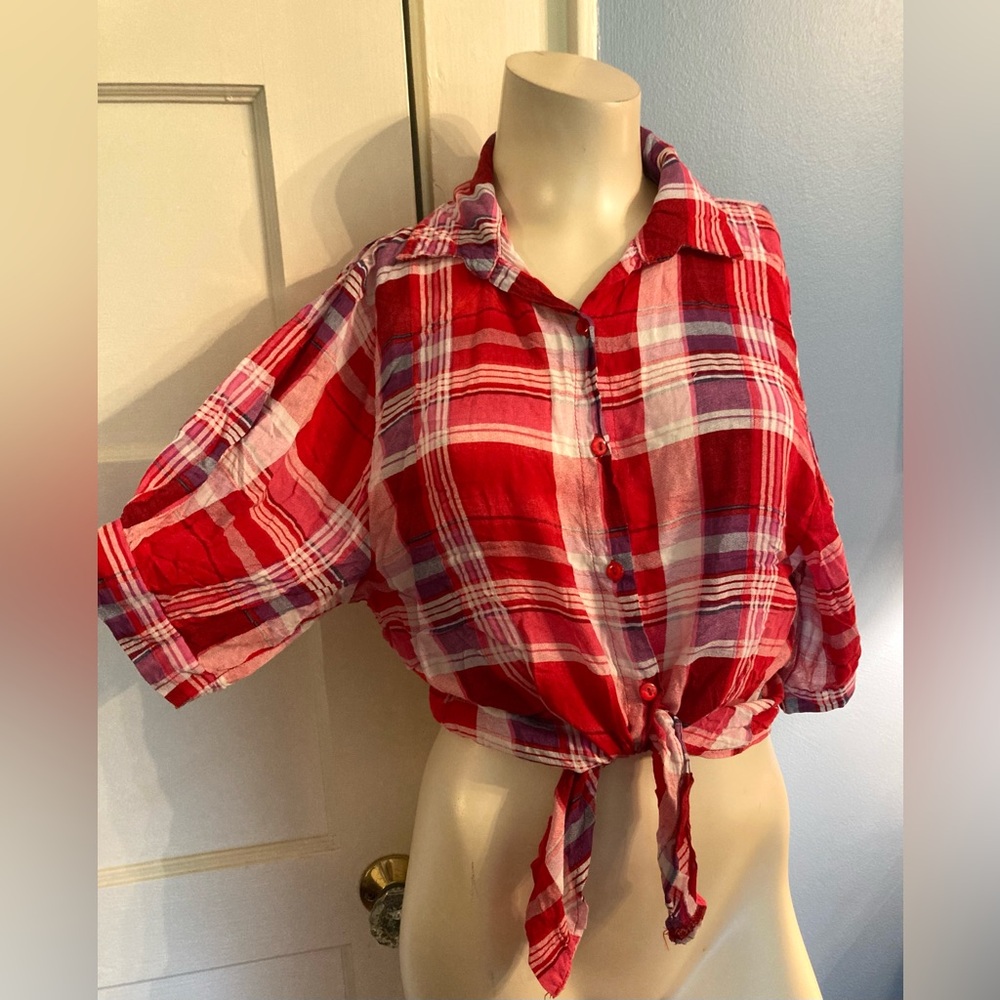 🍎 Red Plaid Button Down Short Sleeve Shirt, size Medium